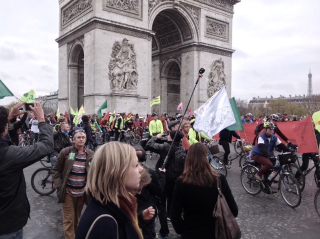 In Paris, at 12:00 pm on 12/12. 2015 thousands of people took to the streets and created red lines along the major boulevard Avenue de la Grande Armée. This was a peaceful way to honor the victims of climate change and to show that the people’s voices are united in a call for bold climate action. — Foto Thorsten Wiesmann